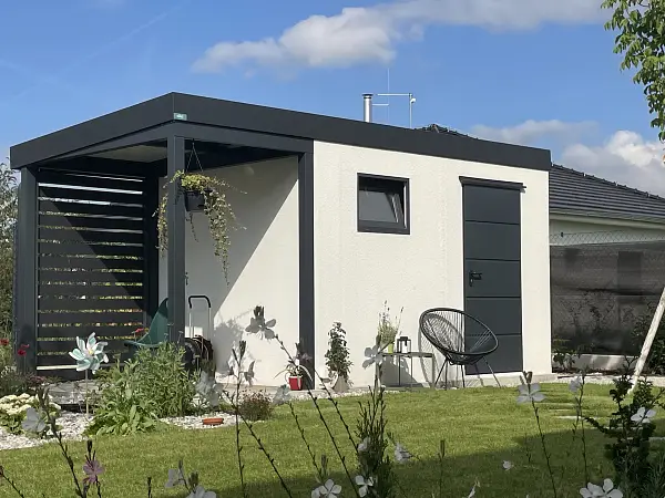 Zahradní domek s přístřeškem, dveřmi a oknem