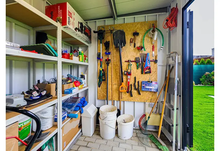 gardeon-zahradni-domek-s-dvermi-hormann-a-oknem-img-gardeon_houses~~ghs_3500_2000~~v2~~1~~sk_6865-se-senec_mf84064-fd-3 (1).webp