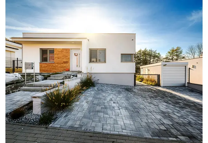 gardeon-garaz-s-vraty-hormann-svetlikem-a-pristreskem-img-gardeon_custom~~custom_2500_5000~~sk_3923-il-nova-bubnica_mf87175-fd-3 (1).webp