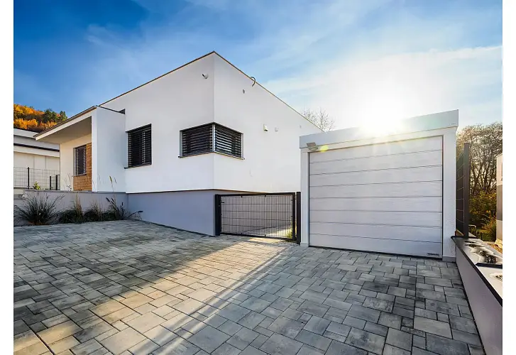 gardeon-garaz-s-vraty-hormann-svetlikem-a-pristreskem-img-gardeon_custom~~custom_2500_5000~~sk_3923-il-nova-bubnica_mf87198-fd-3 (1).webp