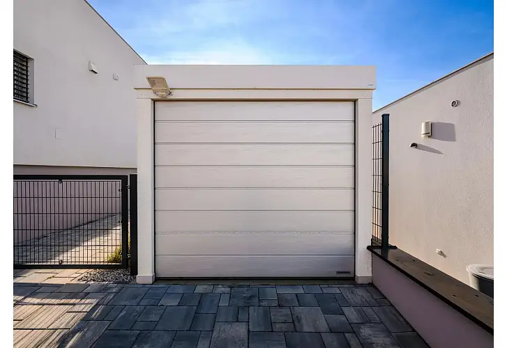 gardeon-garaz-s-vraty-hormann-svetlikem-a-pristreskem-img-gardeon_custom~~custom_2500_5000~~sk_3923-il-nova-bubnica_mf87196-fd-3 (1).webp