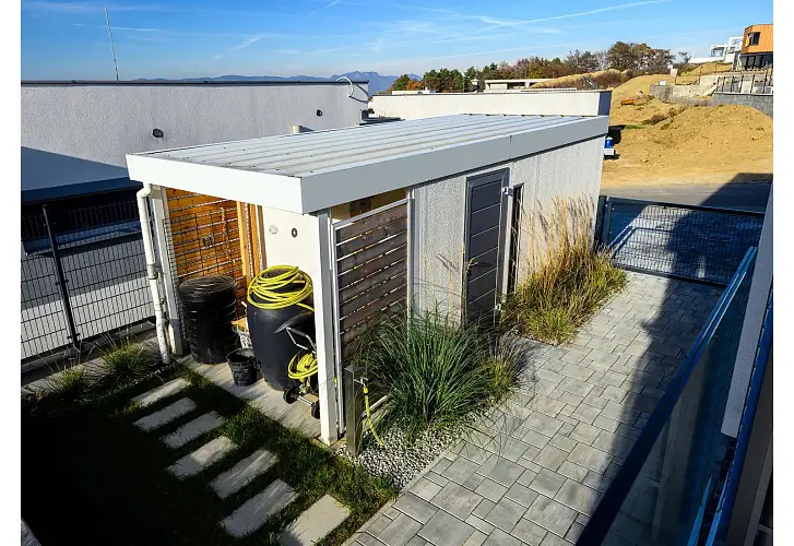 gardeon-garaz-s-vraty-hormann-svetlikem-a-pristreskem-img-gardeon_custom~~custom_2500_5000~~sk_3923-il-nova-bubnica_mf87189-fd-3 (1).webp