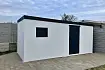 Zahradní domek s dveřmi a oknem