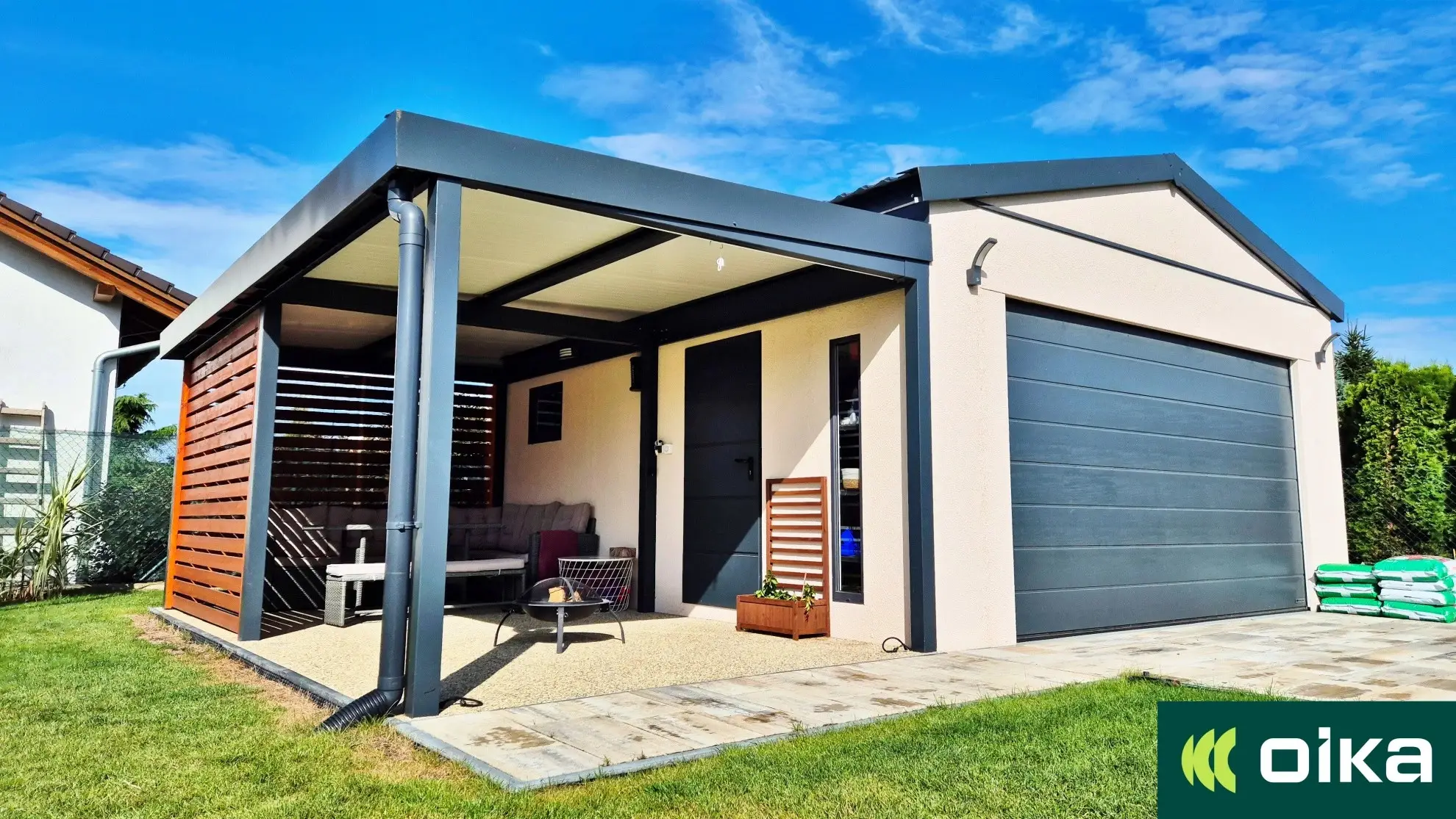 Garáž s&nbsp;pergolou a&nbsp;posezením