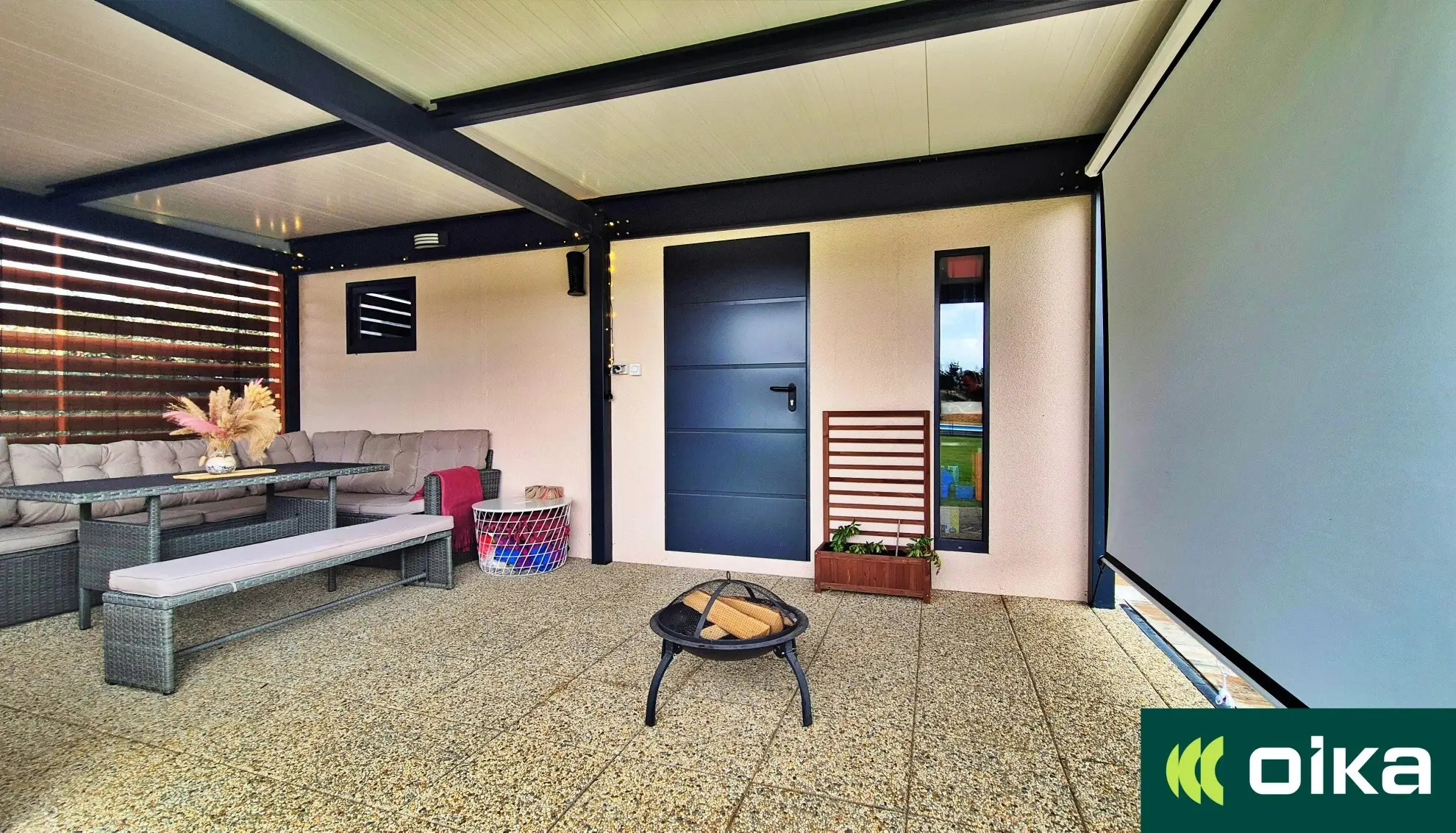 Garáž s&nbsp;pergolou a&nbsp;posezením