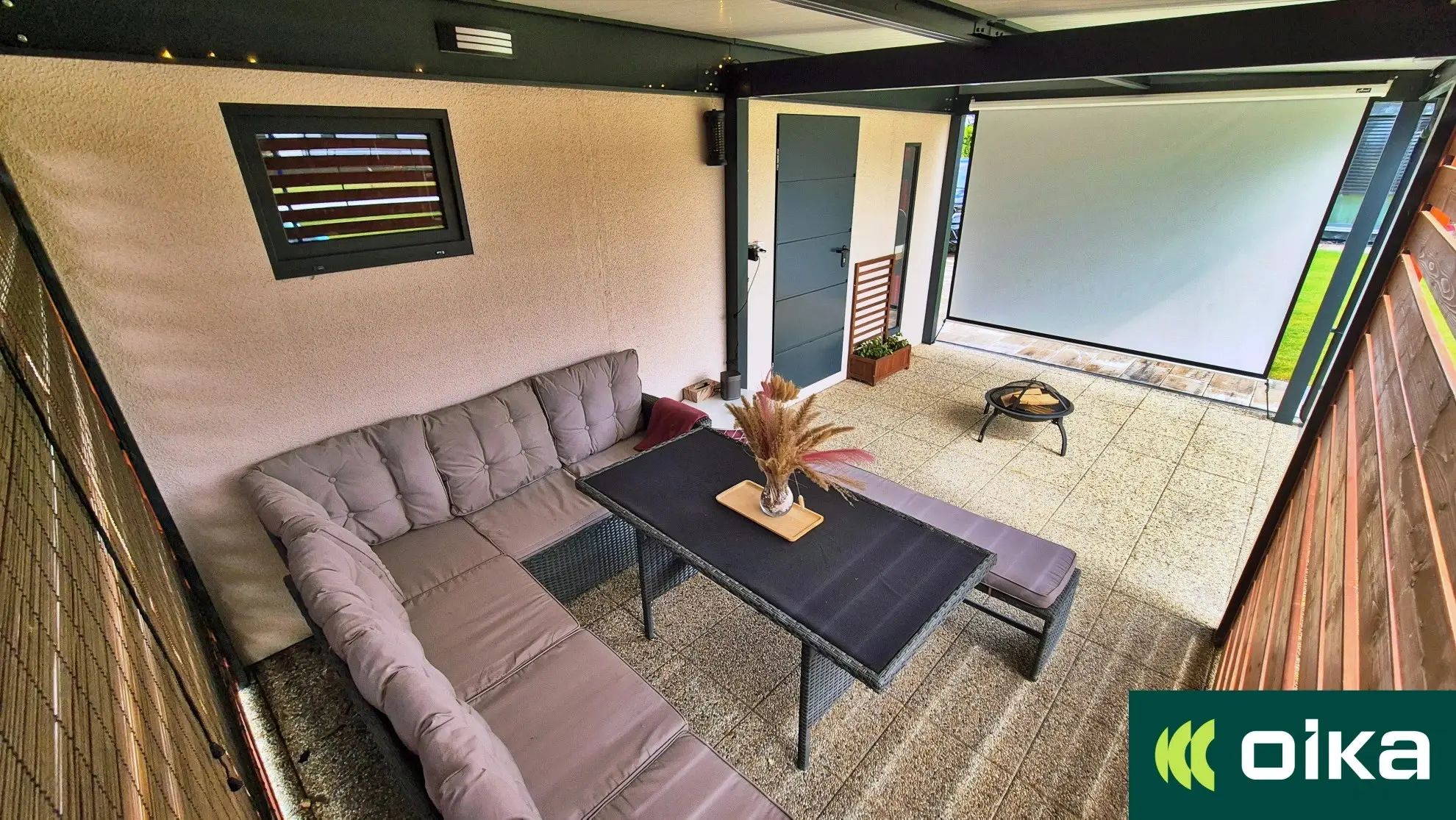 Garáž s&nbsp;pergolou a&nbsp;posezením