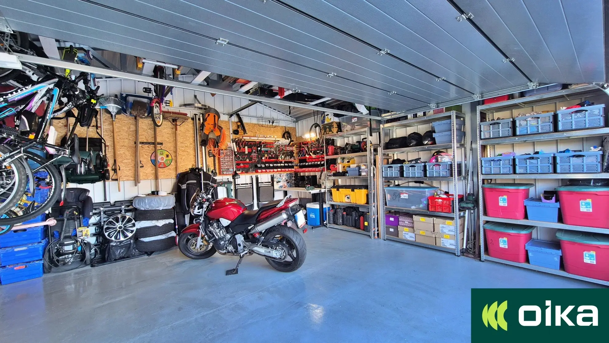 Garáž s&nbsp;pergolou a&nbsp;posezením